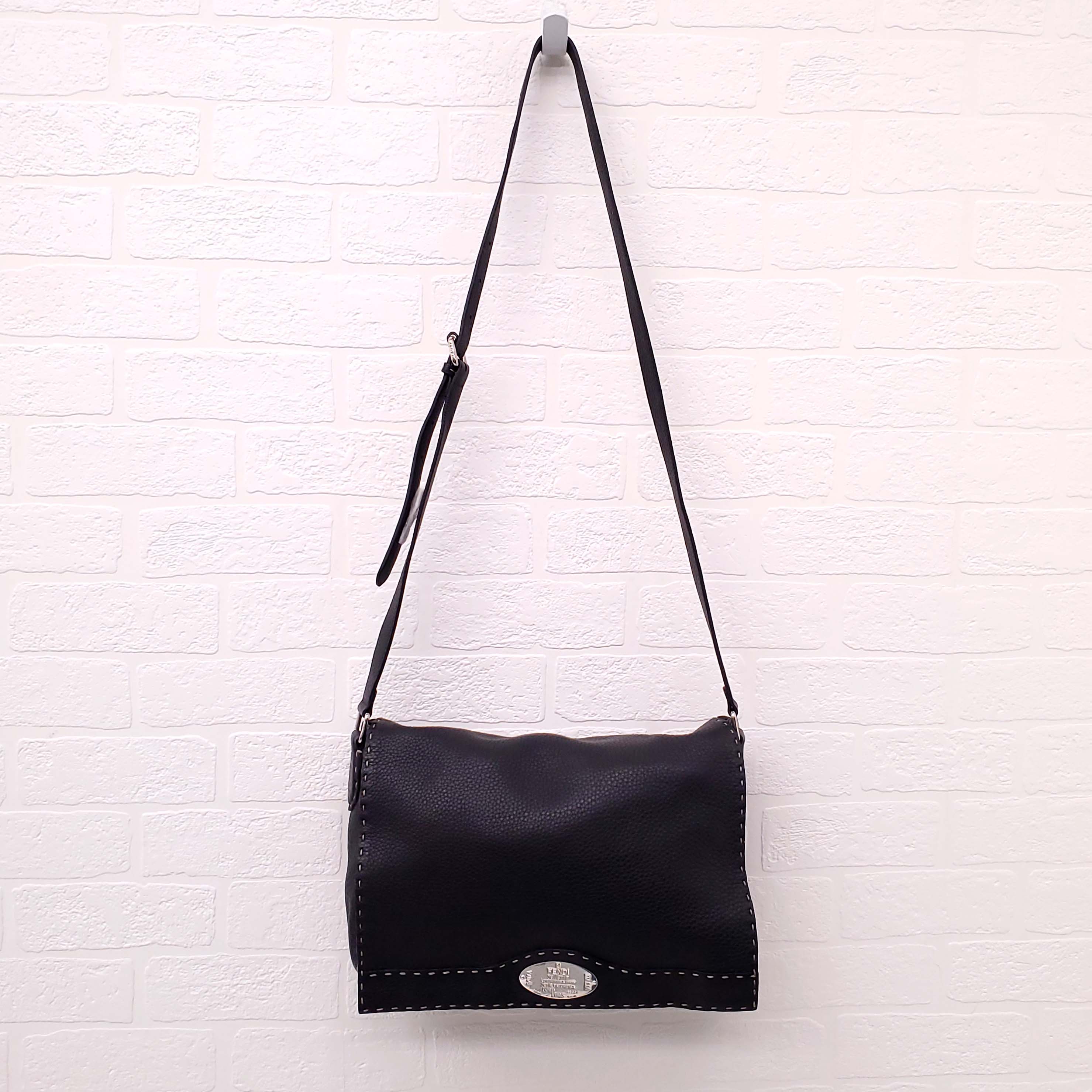 FENDI SELLERIA MESSENGER BAG BLACK LEATHER WITH STITCHING DETAIL