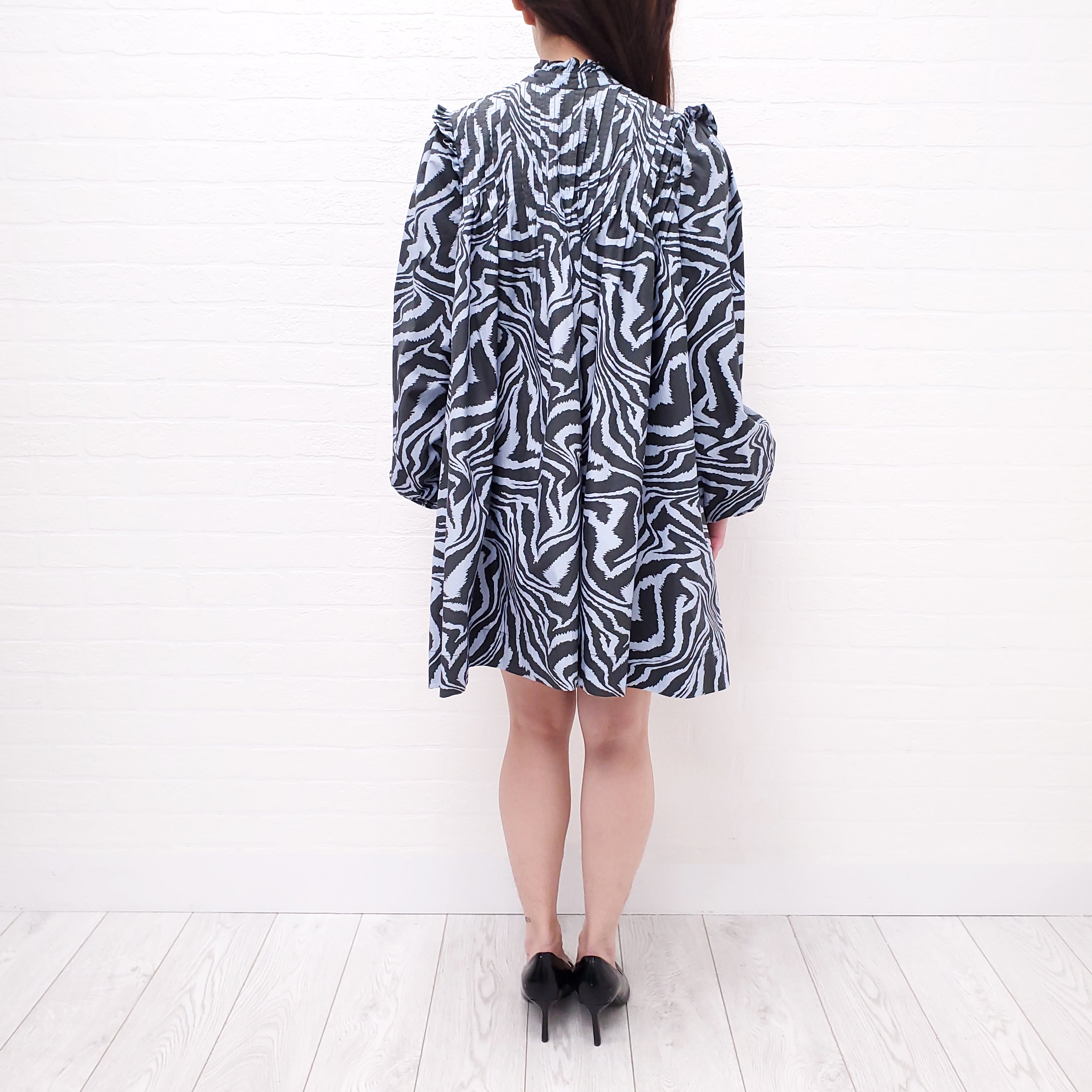 GANNI PERRIWINKLE AND BLACK PRINTED BABYDOLL DRESS - SIZE 32