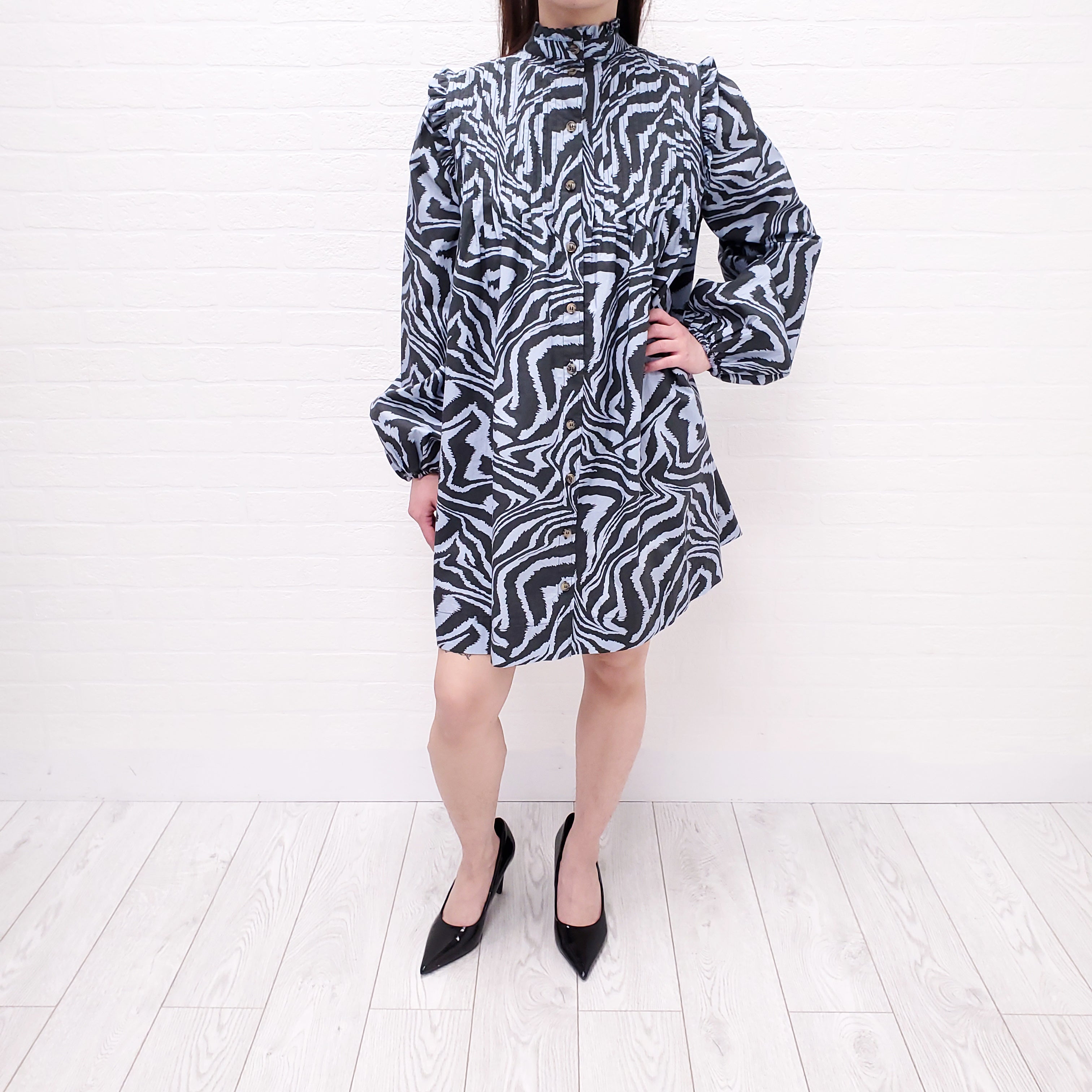 GANNI PERRIWINKLE AND BLACK PRINTED BABYDOLL DRESS - SIZE 32