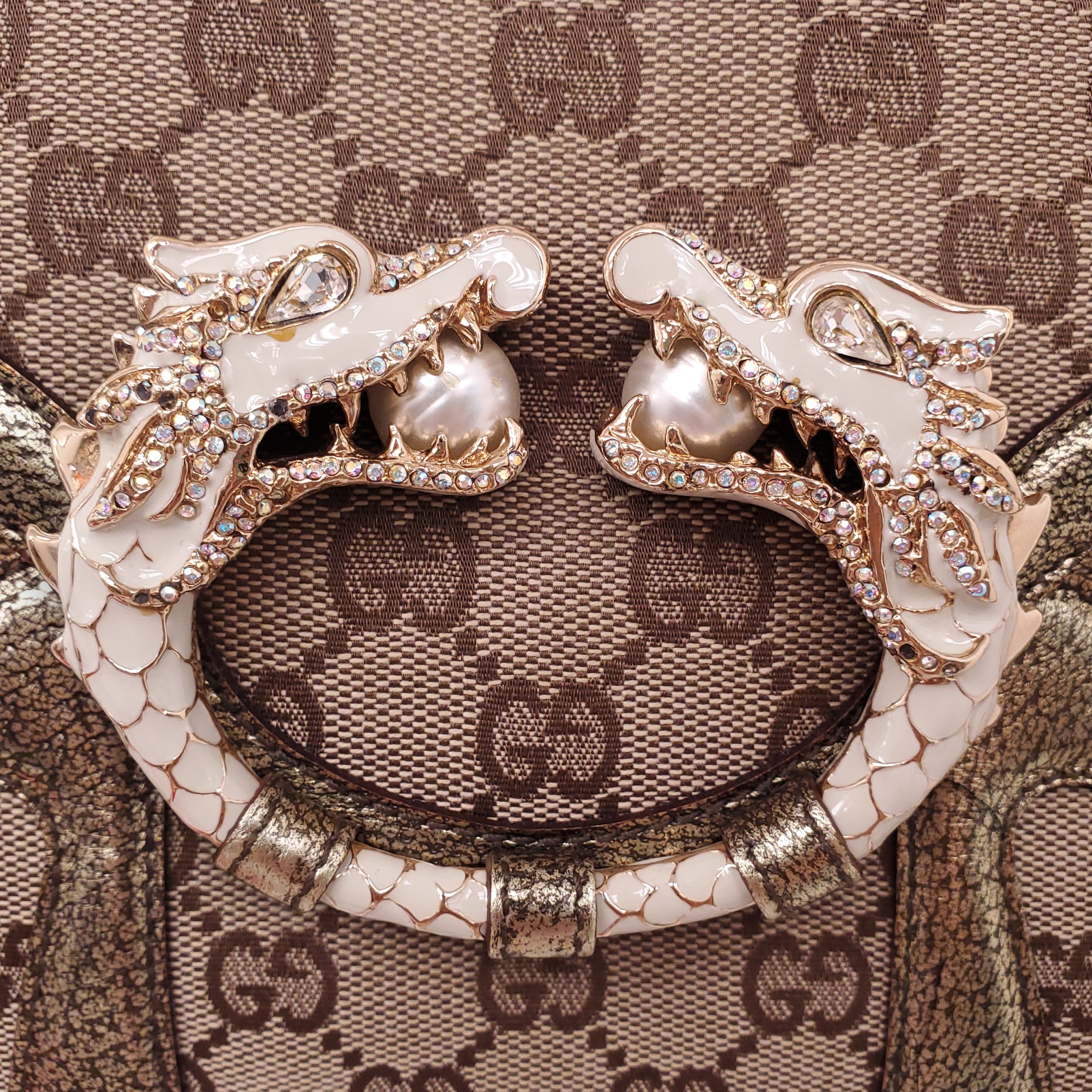 GUCCI GG MONOGRAM CANVAS AND LEATHER TRIM BAG WITH DRAGON EMBLEM