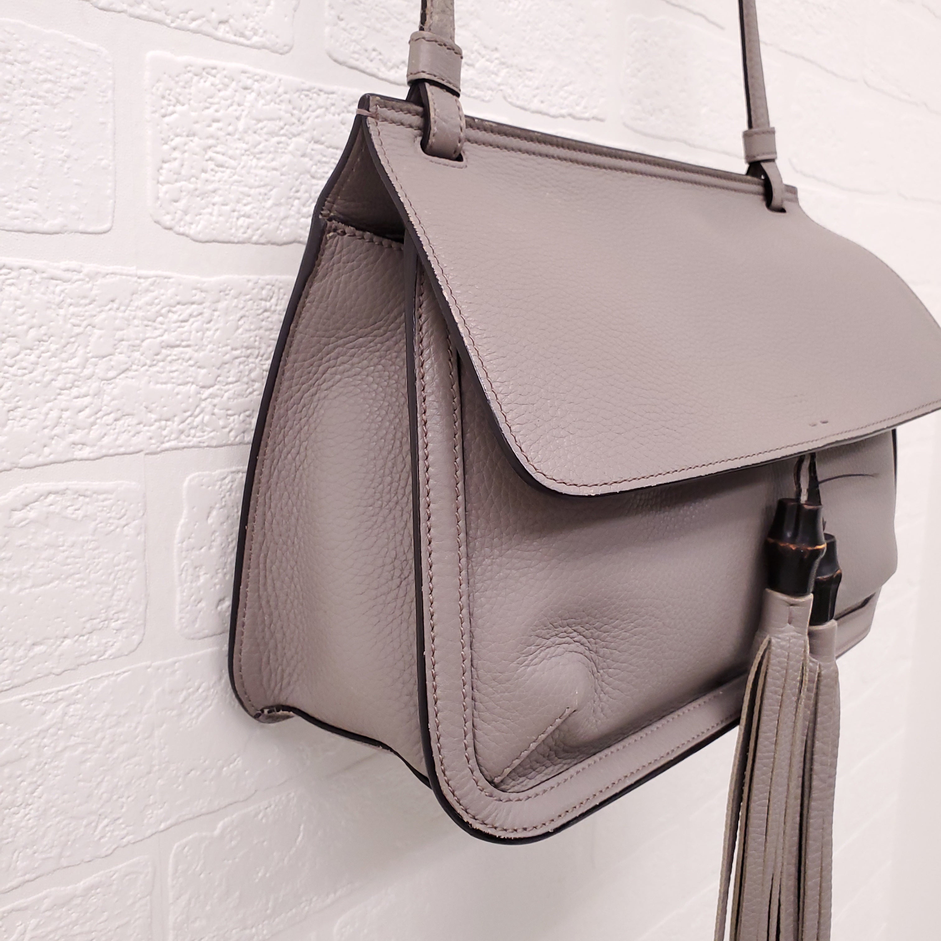 GUCCI GREY PEBBLED LEATHER CROSSBODY BAG WITH BAMBOO DETAIL