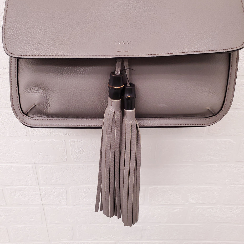 GUCCI GREY PEBBLED LEATHER CROSSBODY BAG WITH BAMBOO DETAIL