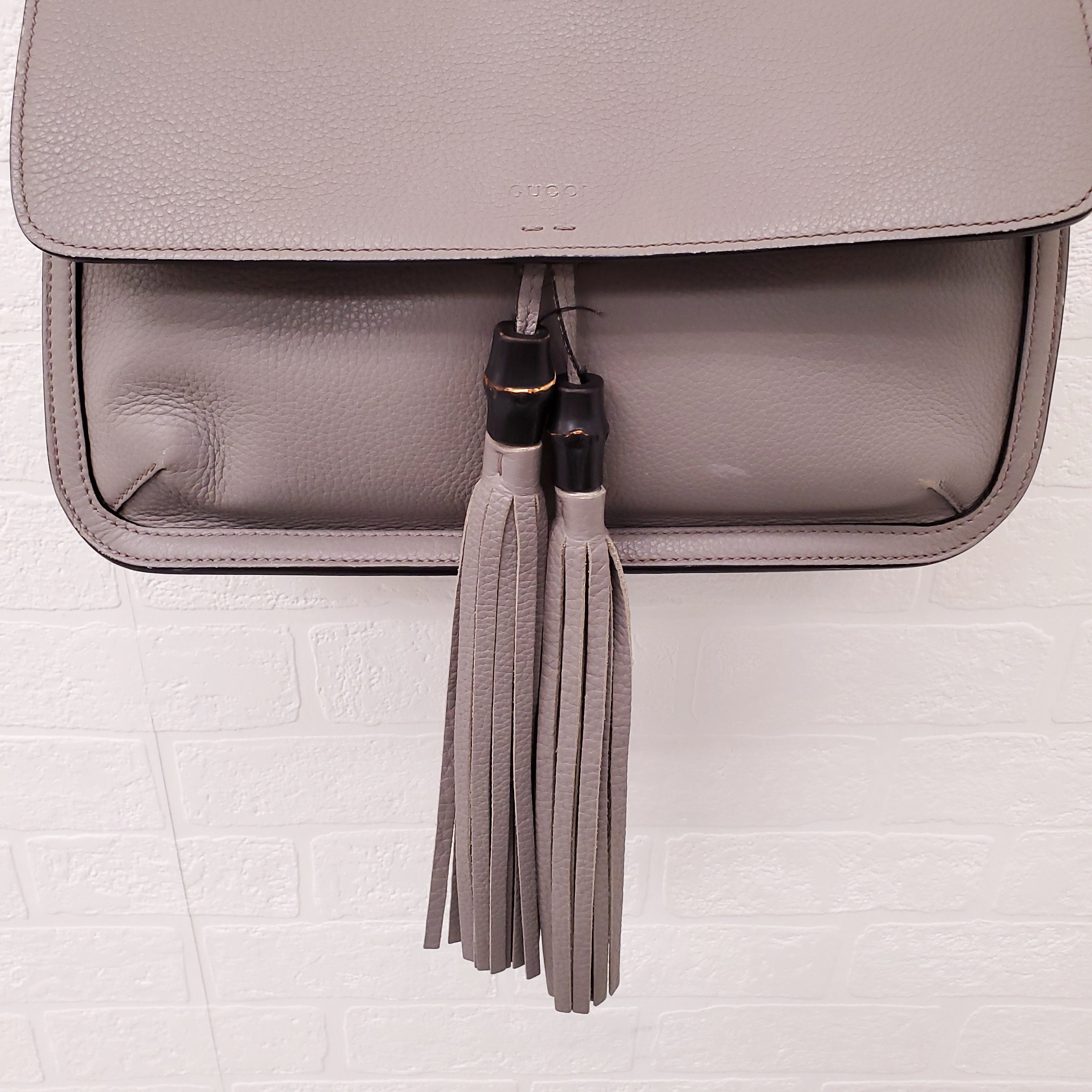 GUCCI GREY PEBBLED LEATHER CROSSBODY BAG WITH BAMBOO DETAIL