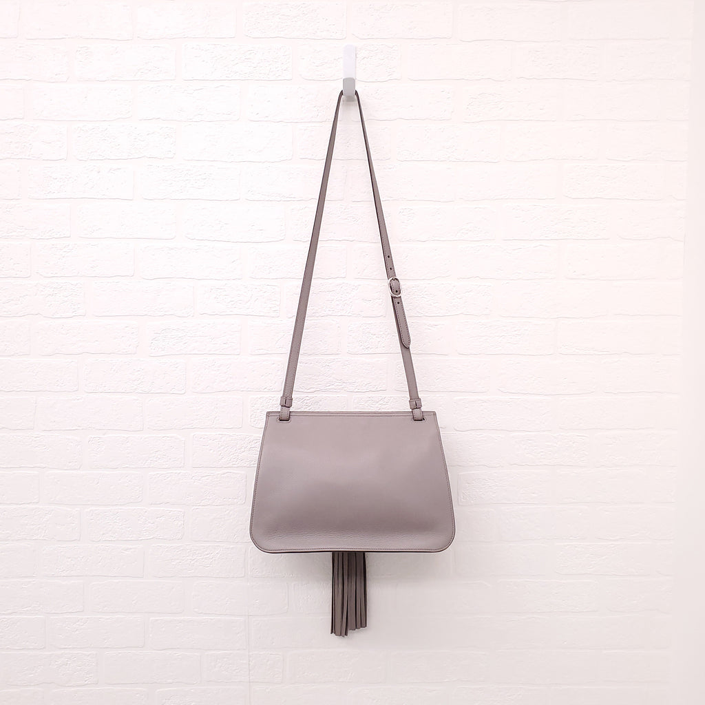 GUCCI GREY PEBBLED LEATHER CROSSBODY BAG WITH BAMBOO DETAIL