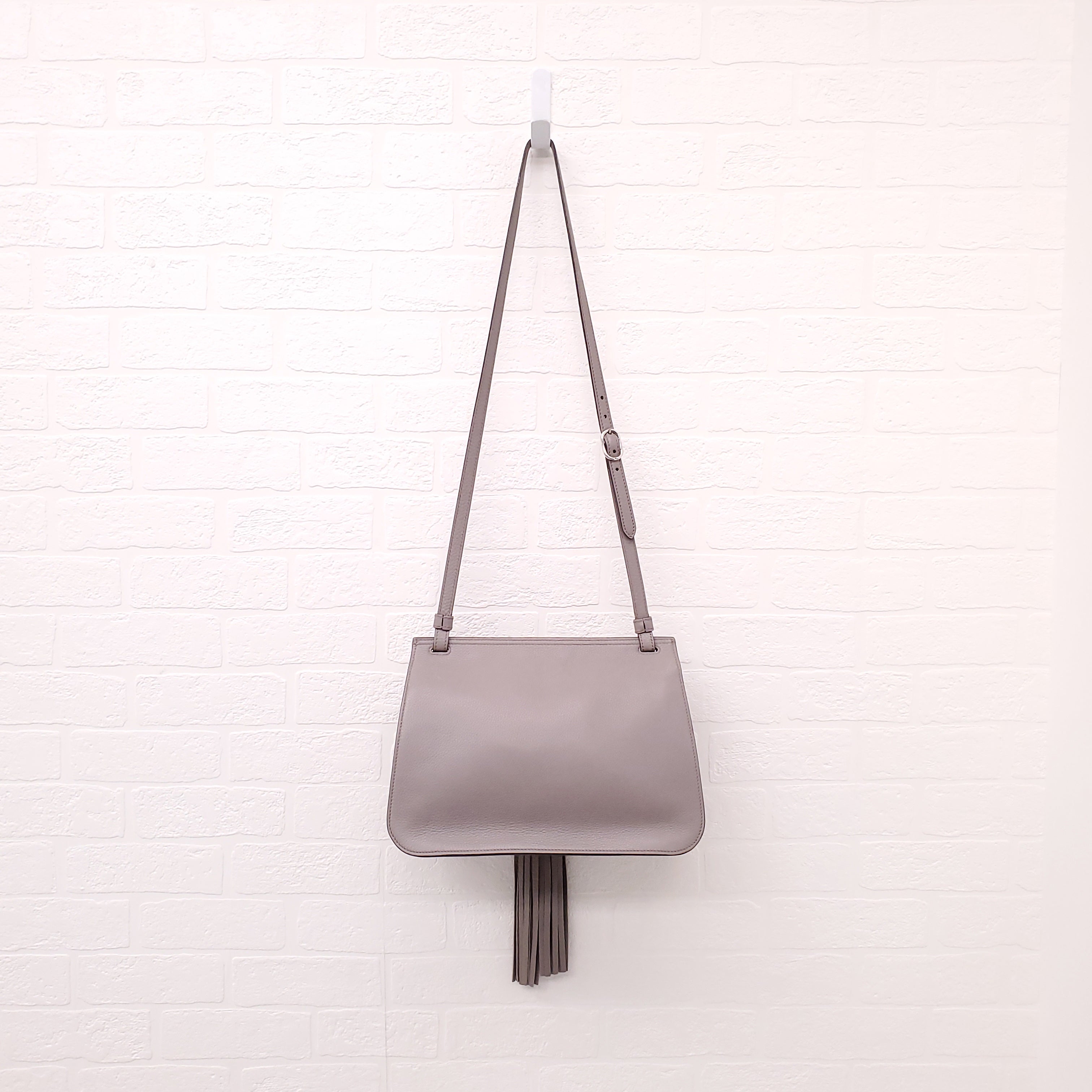 GUCCI GREY PEBBLED LEATHER CROSSBODY BAG WITH BAMBOO DETAIL