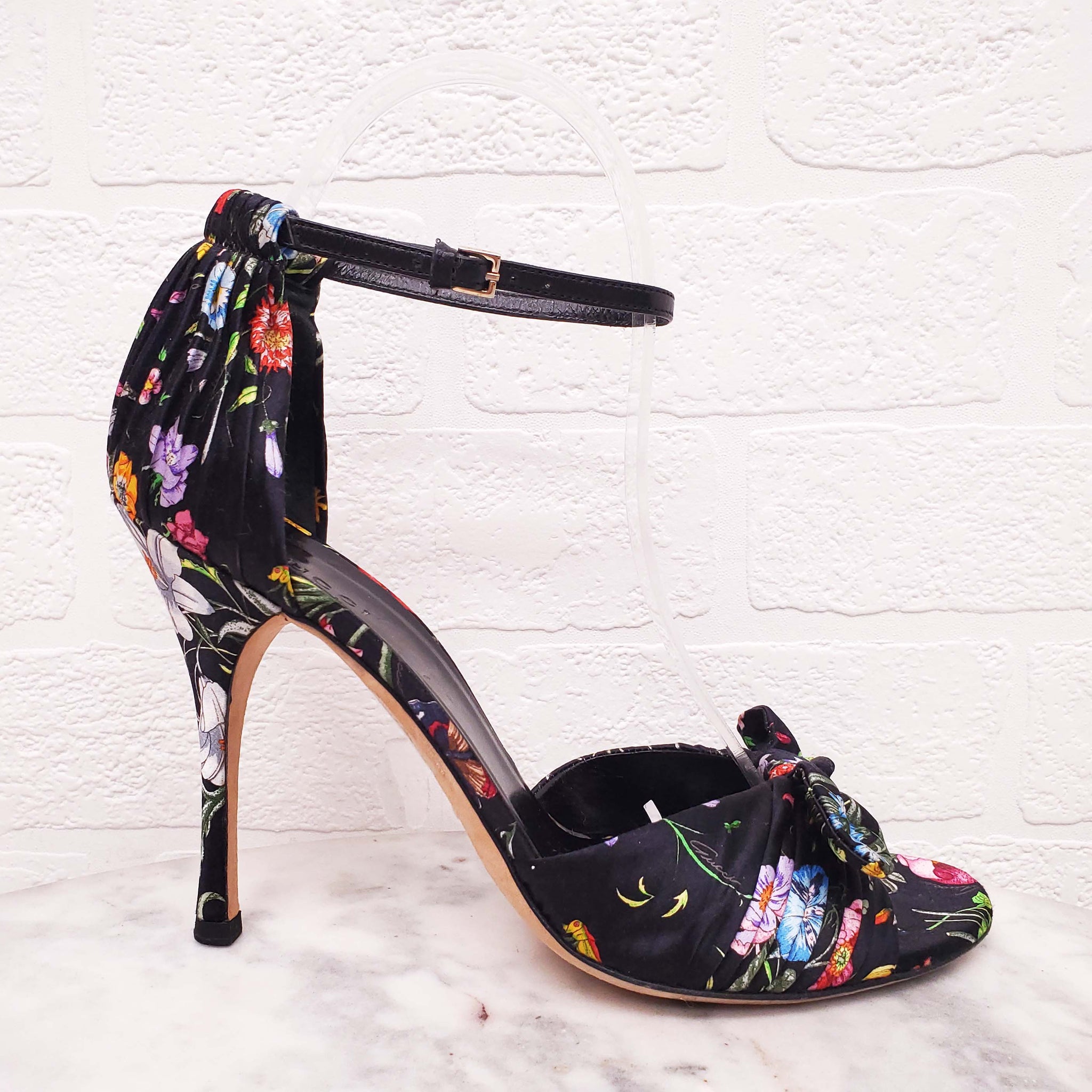 GUCCI フラワープリント ハイヒール GUCCI X JOJO White Floral Canvas Ankle Strap Peep Toe Pumps