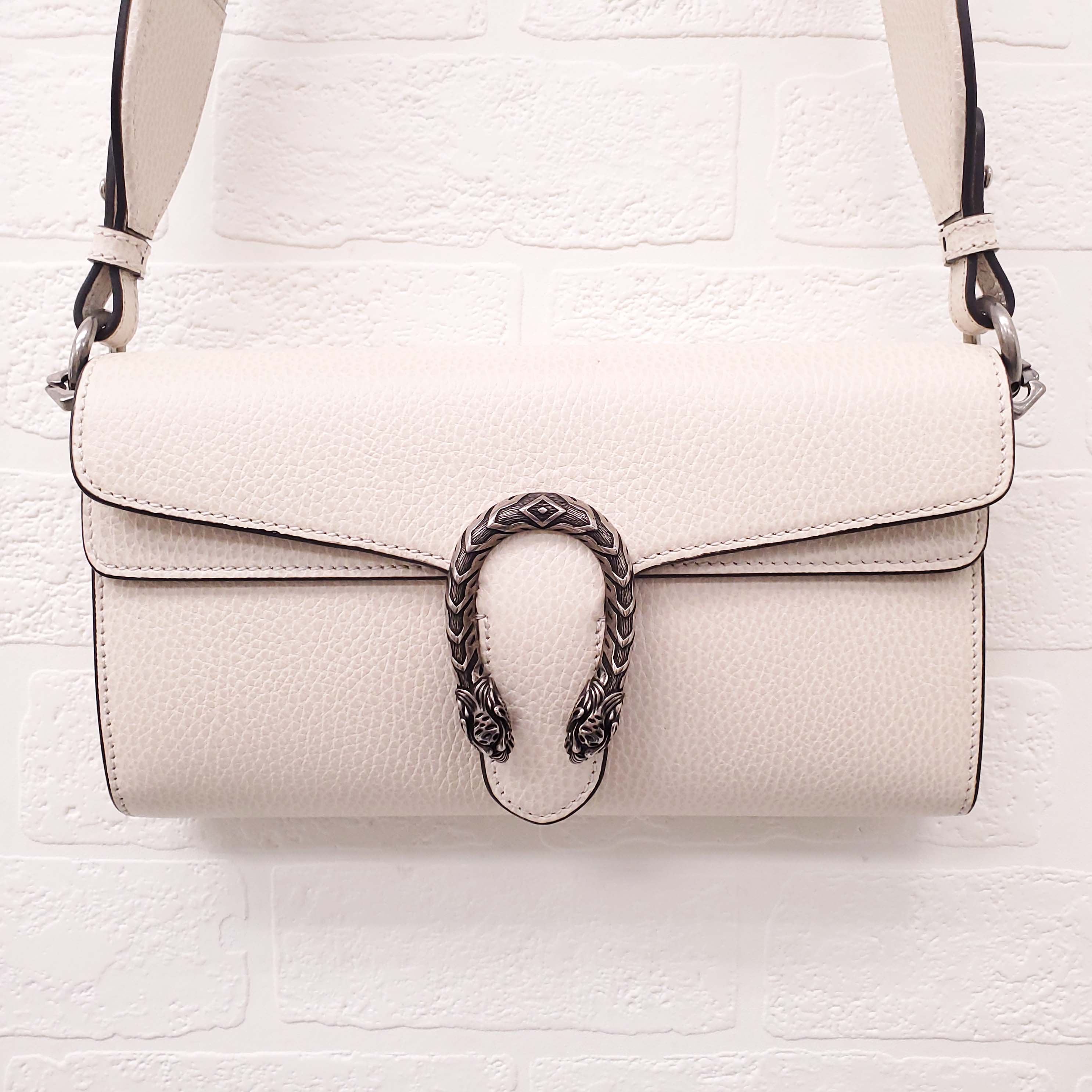 GUCCI WHITE DIONYSUS BAG WITH STUDDED LOGO GUITAR STRAP