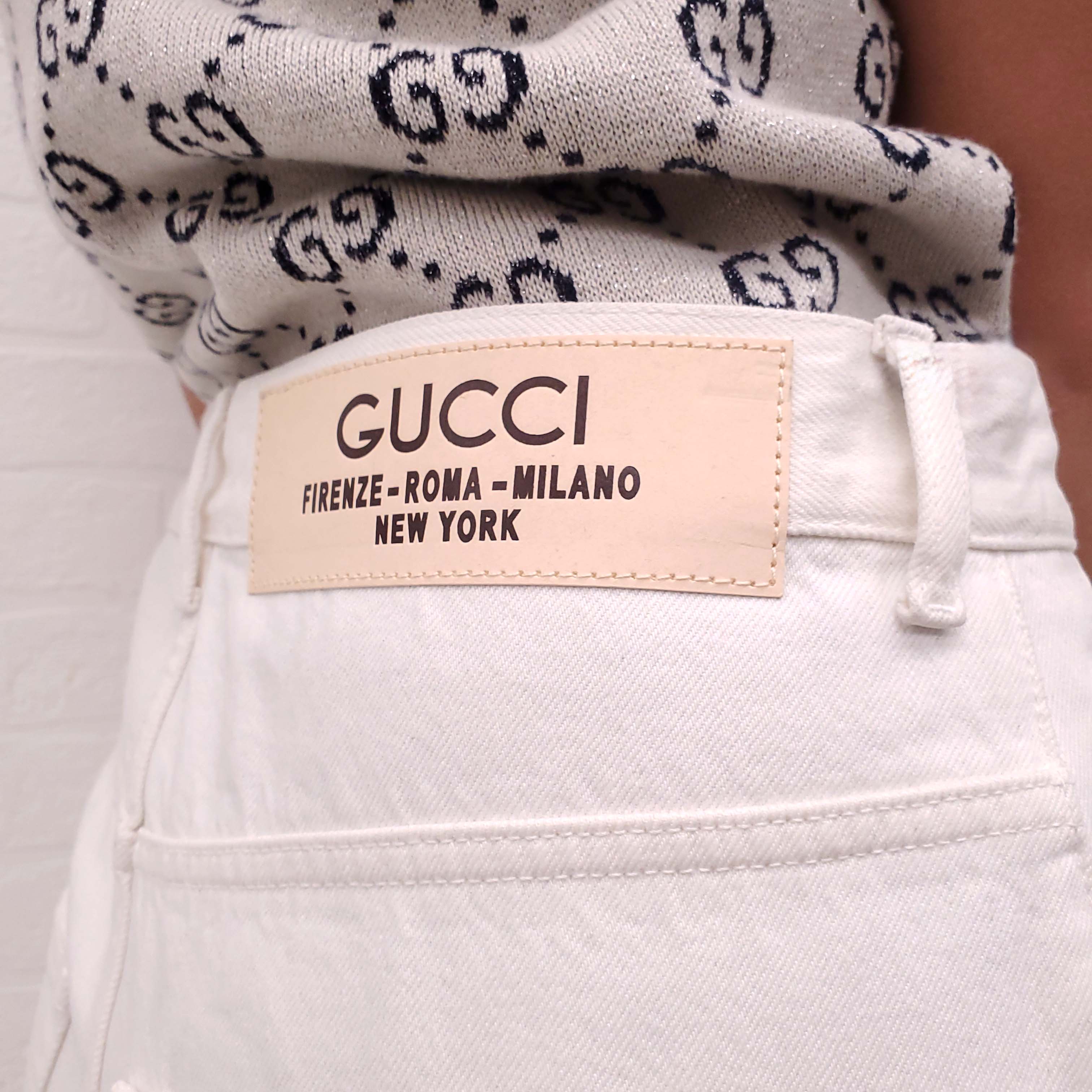 GUCCI WHITE UNISEX JEANS WITH LOGO ON BACK - SIZE 30