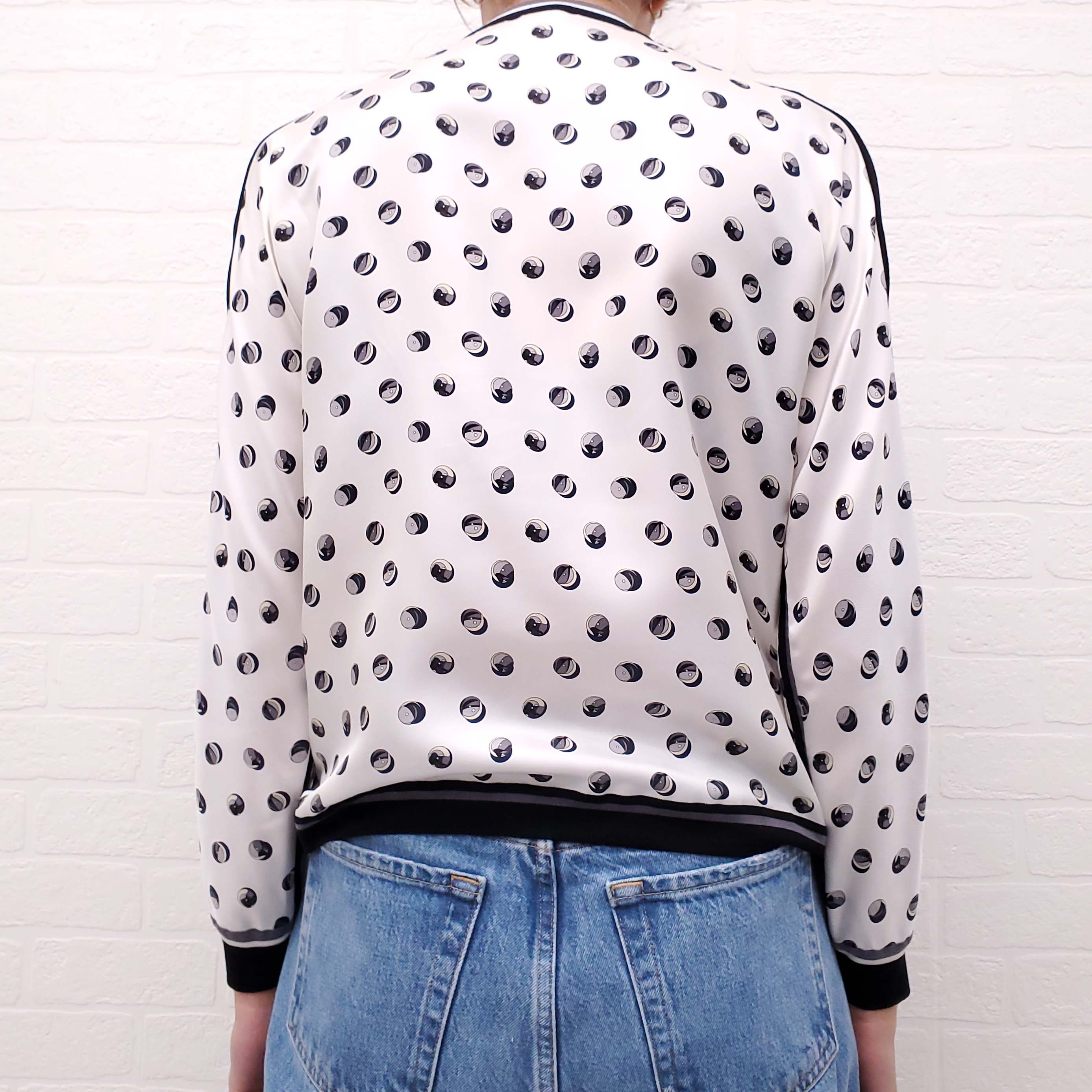 HERMÈS CREAM AND BLACK PATTERNED SILK SWEATER WITH TIE - SIZE 36