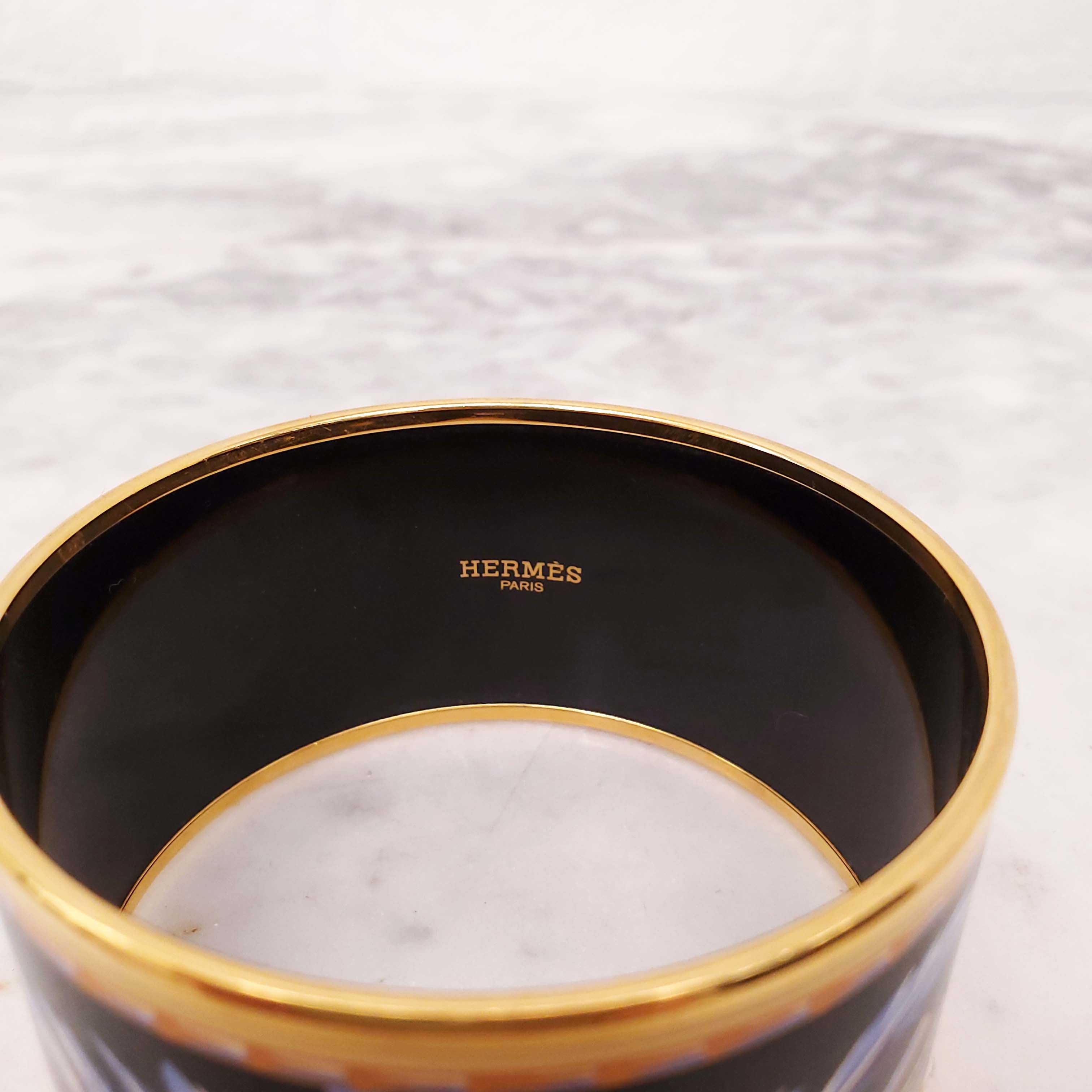 HERMÈS PURPLE AND YELLOW FEATHER PRINT WIDE ENAMEL BANGLE - SIZE S