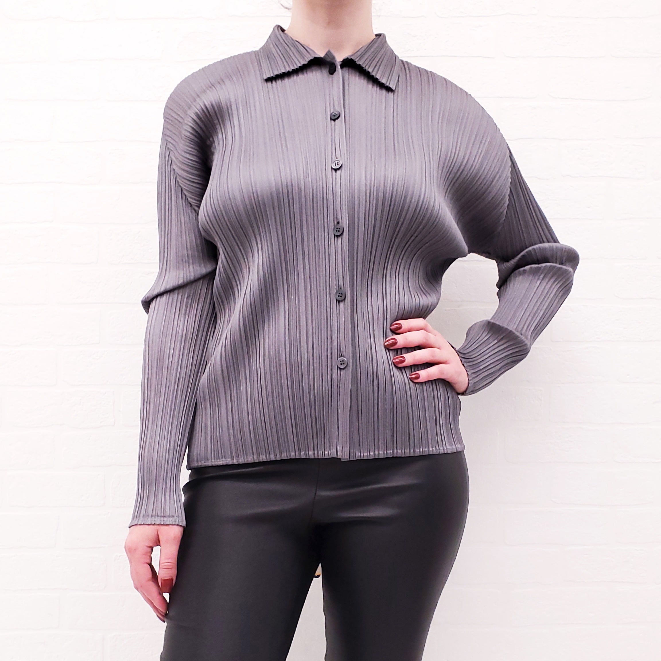 ISSEY MIYAKE GREY PLEATED BUTTON UP SHIRT - SIZE 5 (XL)