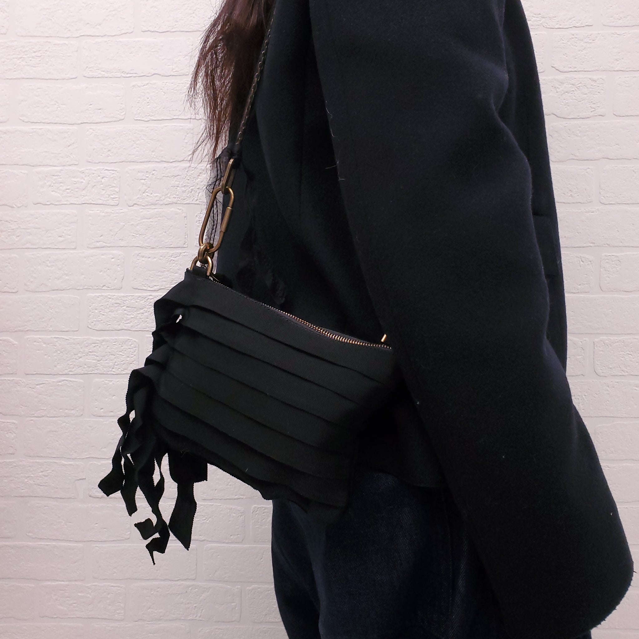 epine エピヌ　é ribbon satin 2way body bag epine エピヌ é ribbon satin 2way body bag