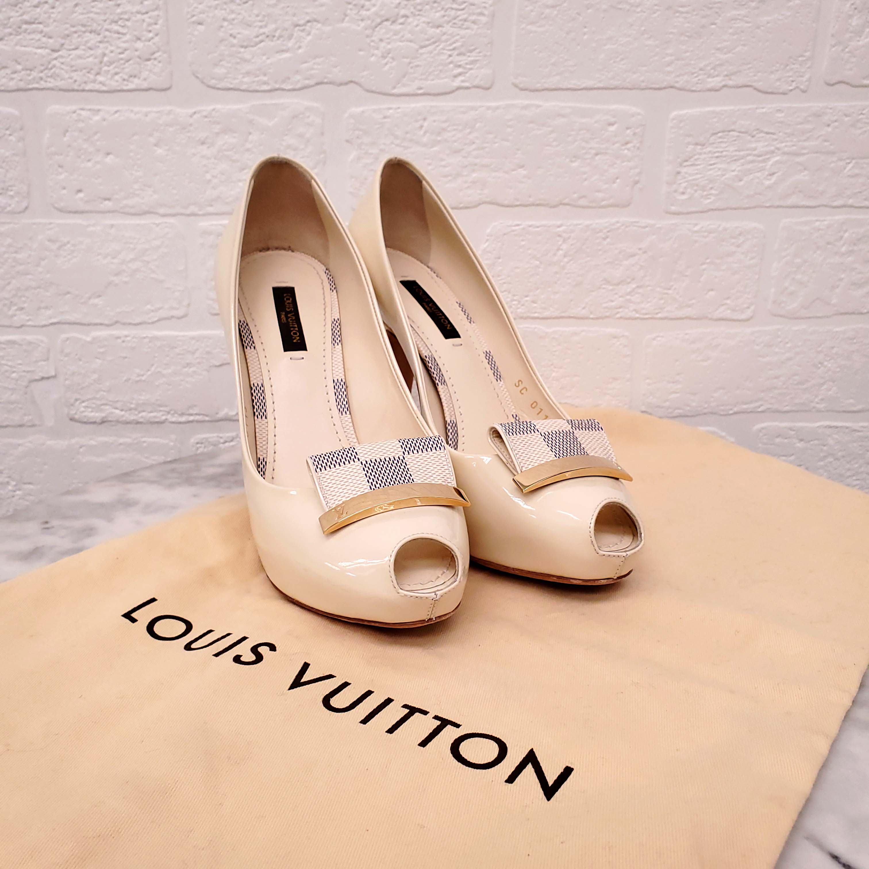 LOUIS VUITTON CREAM PATENT PEEP TOE HEELS WITH DAMIER BOW - SIZE 36