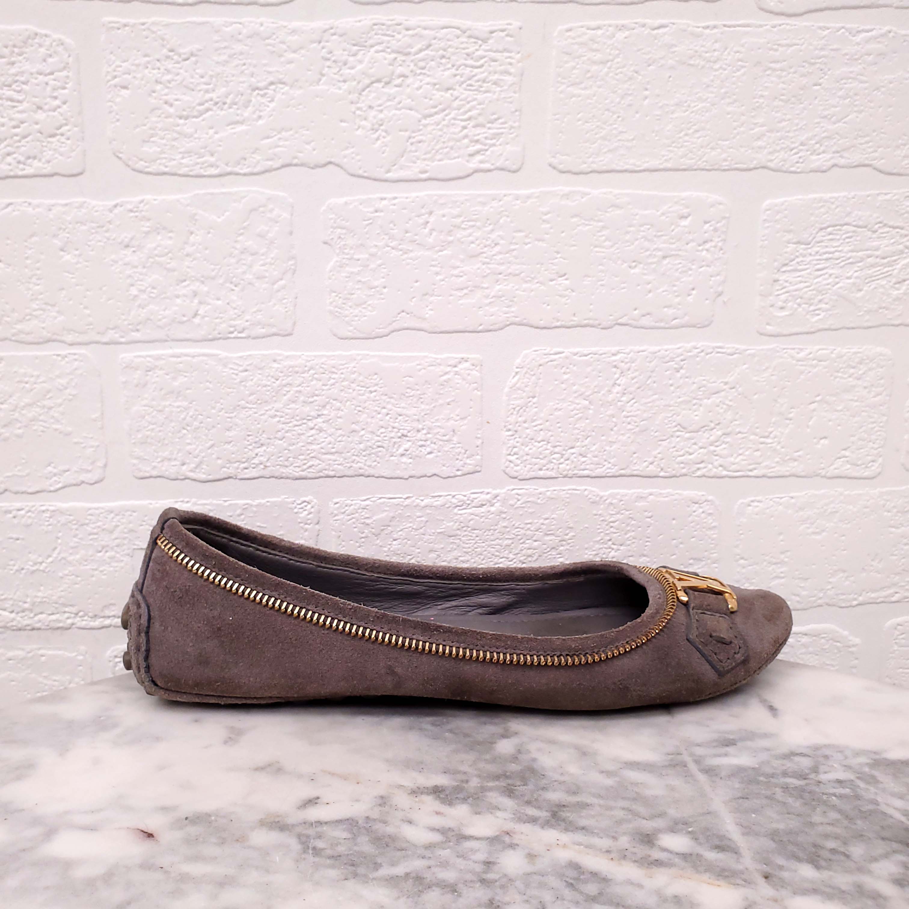 LOUIS VUITTON GREY SUEDE BALLET FLATS WITH LOGO AND ZIPPER DETAIL - SIZE 36.5