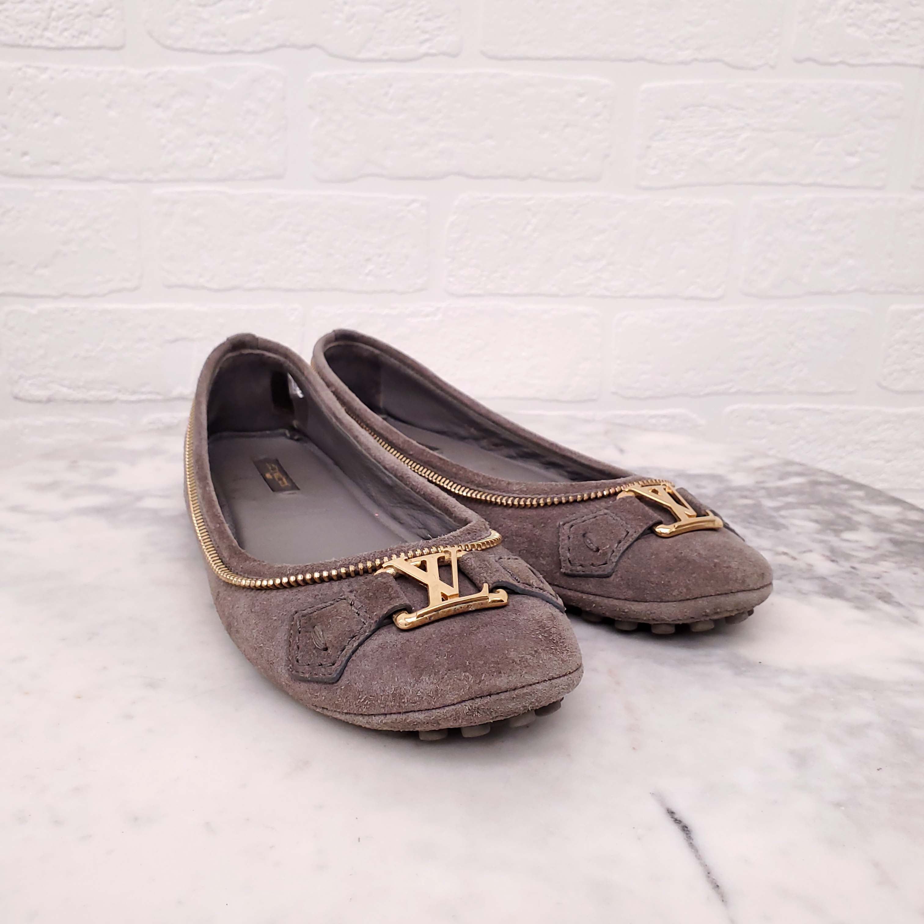 LOUIS VUITTON GREY SUEDE BALLET FLATS WITH LOGO AND ZIPPER DETAIL - SIZE 36.5