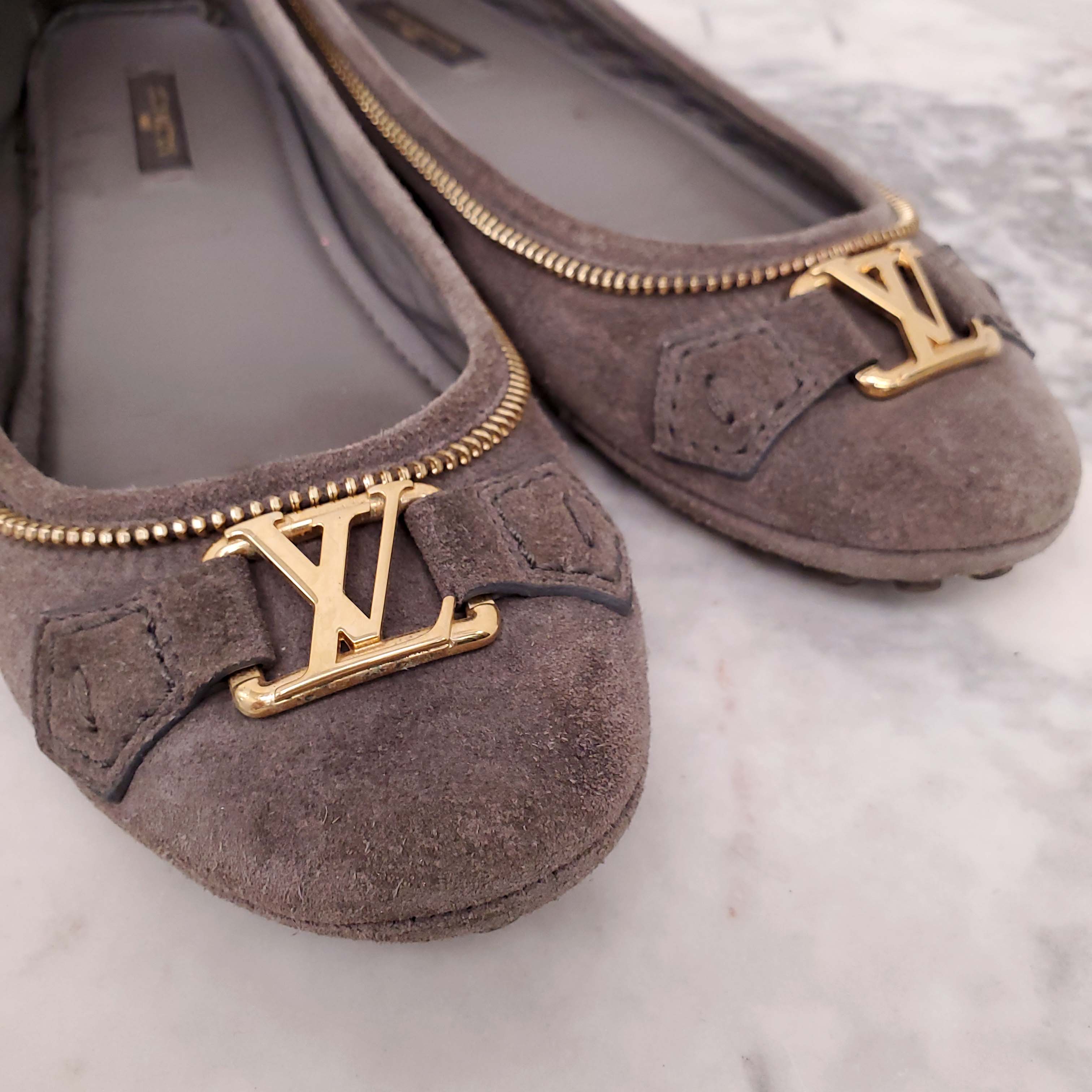 LOUIS VUITTON GREY SUEDE BALLET FLATS WITH LOGO AND ZIPPER DETAIL - SIZE 36.5