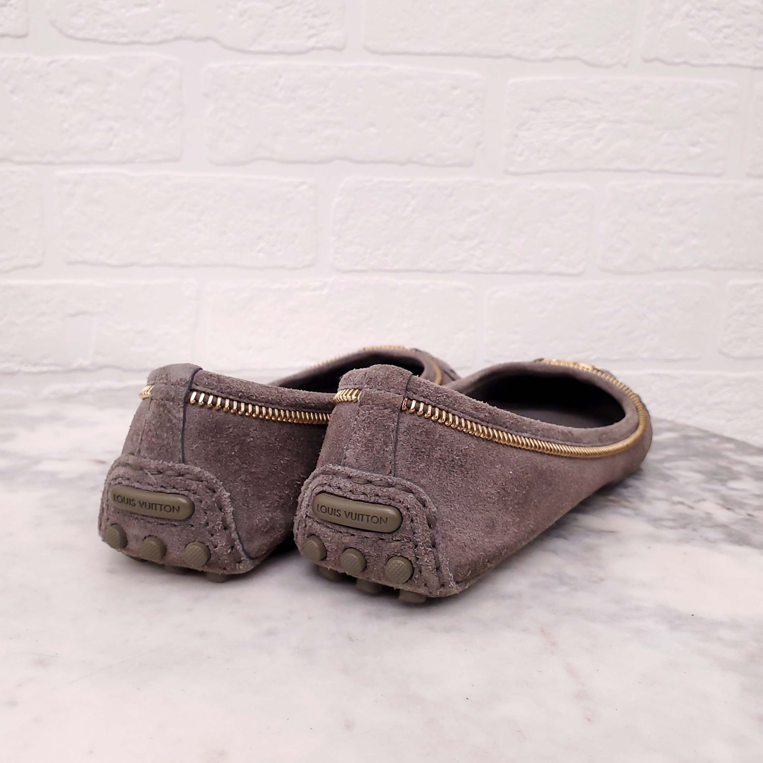 LOUIS VUITTON GREY SUEDE BALLET FLATS WITH LOGO AND ZIPPER DETAIL - SIZE 36.5