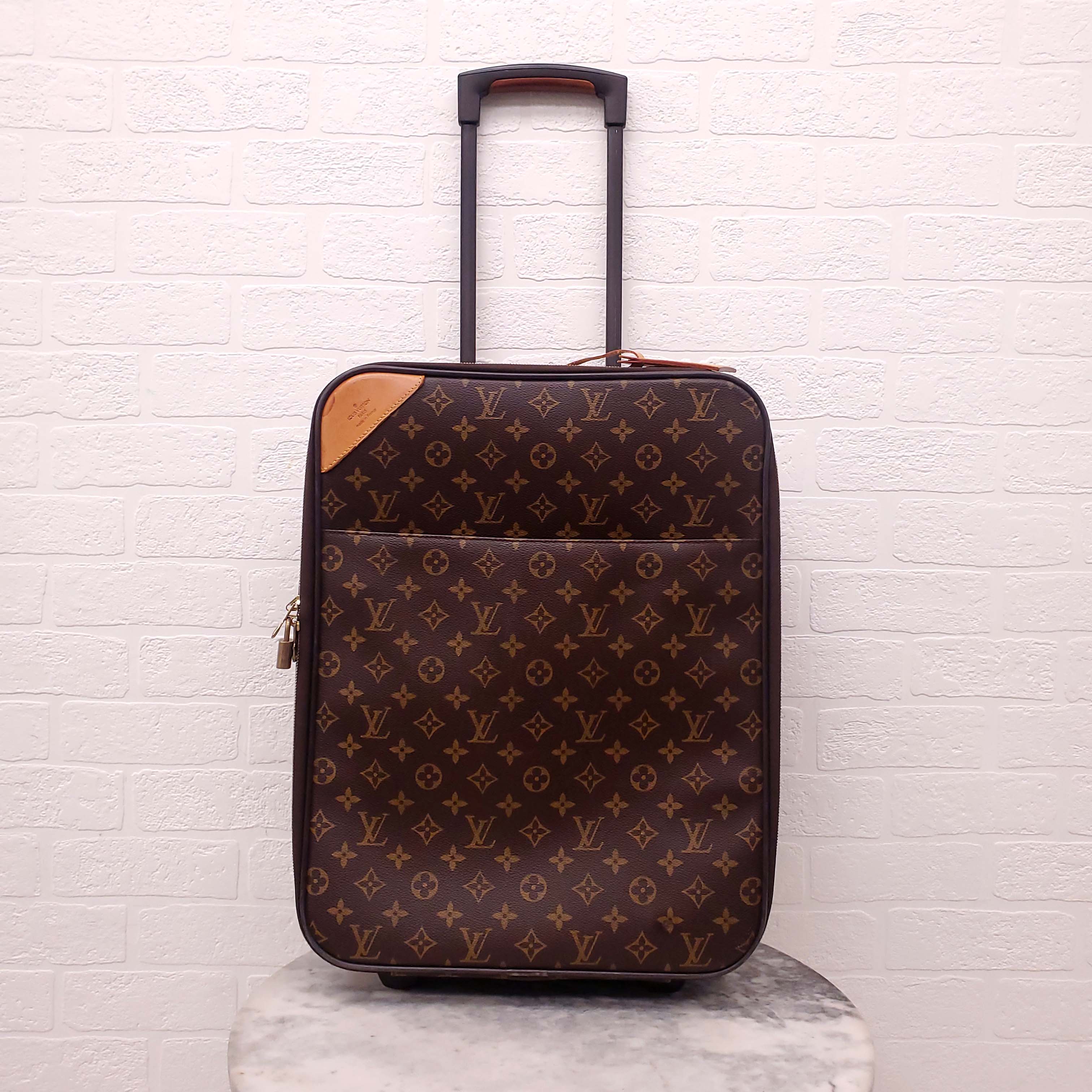 LOUIS VUITTON MONOGRAM ROLLING CARRY ON SUITCASE