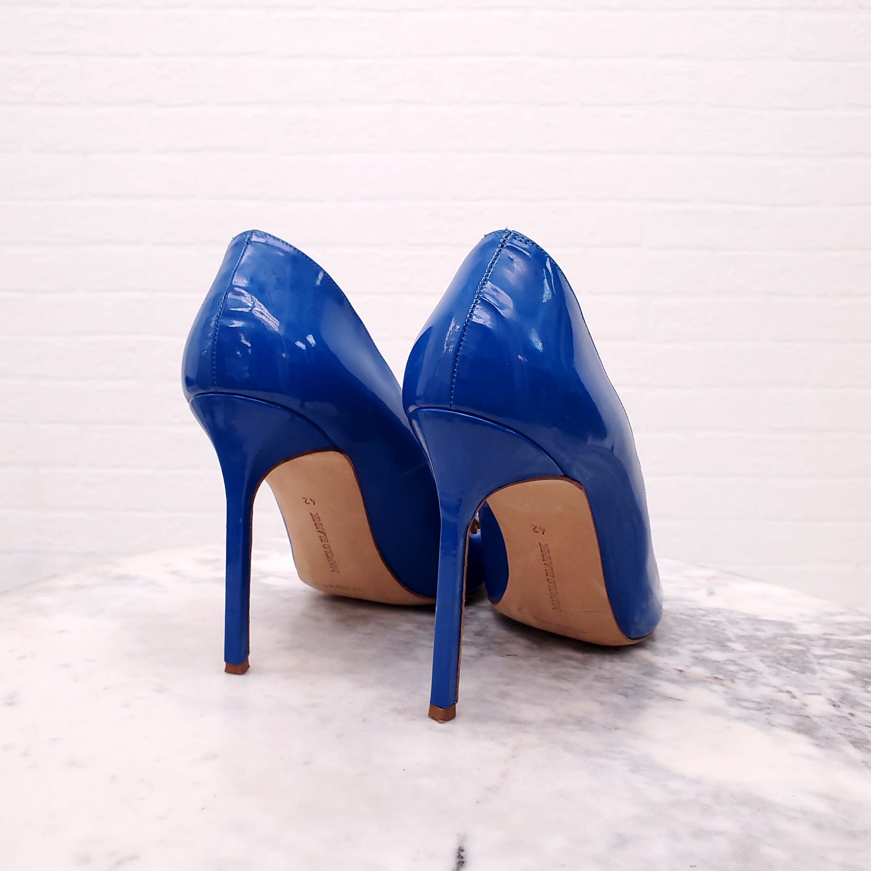 MANOLO BLAHNIK BRIGHT BLUE PATENT HEELS - SIZE 42
