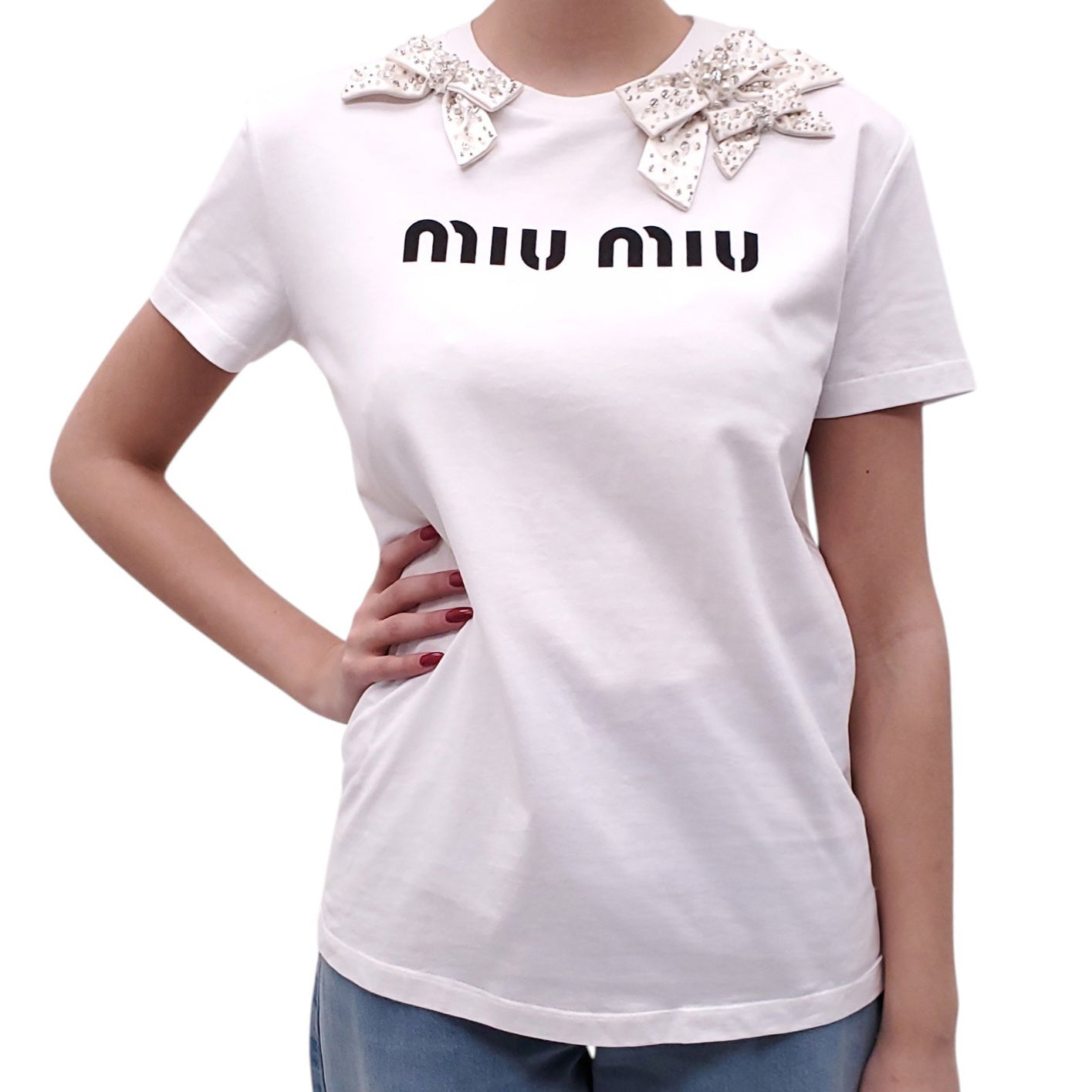 MIU MIU WHITE LOGO T-SHIRT WITH CRYSTAL AND PEARL BOW DETAILS