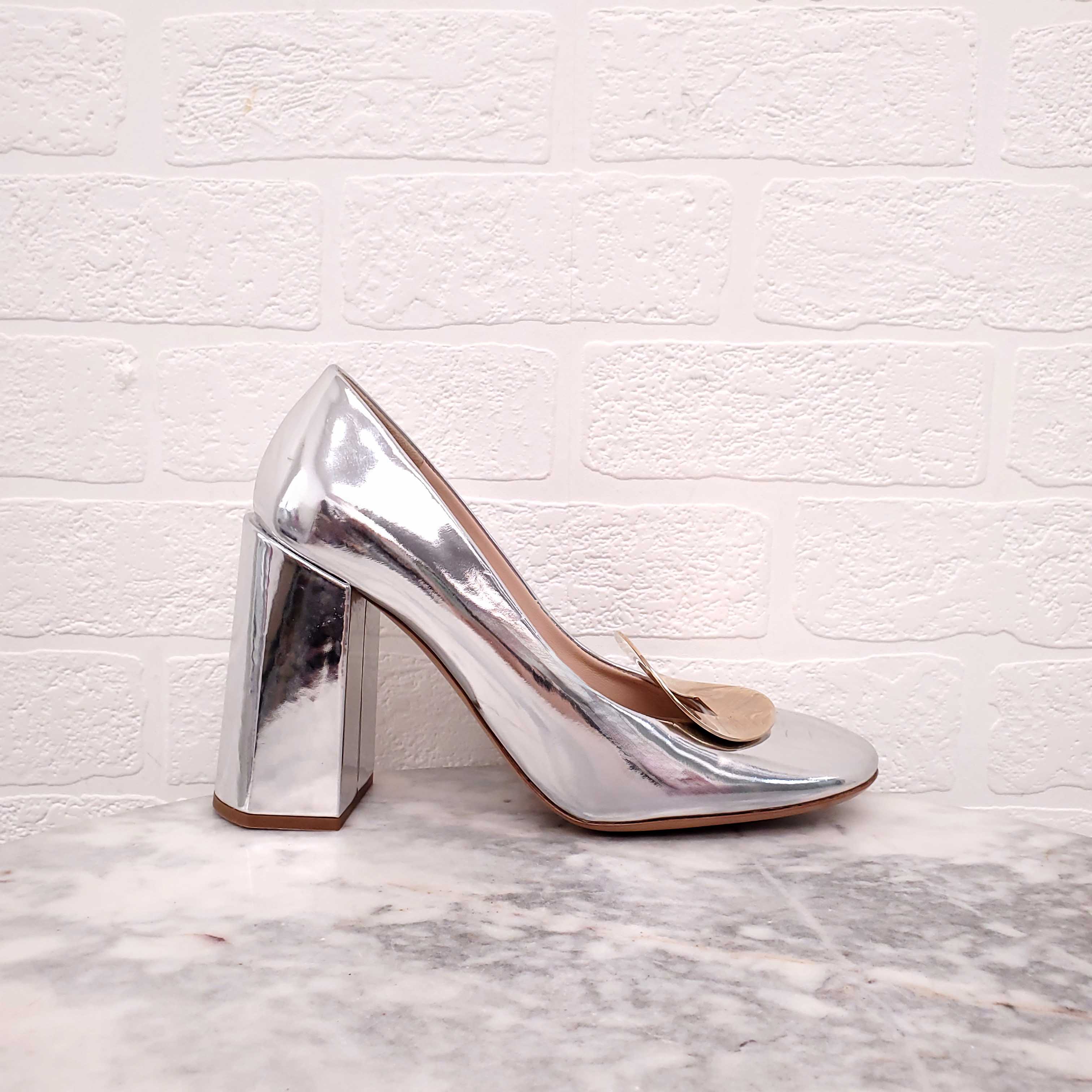 MULBERRY SILVER HEELS WITH GOLD PLAQUE AND BLOCK HEEL - SIZE 39