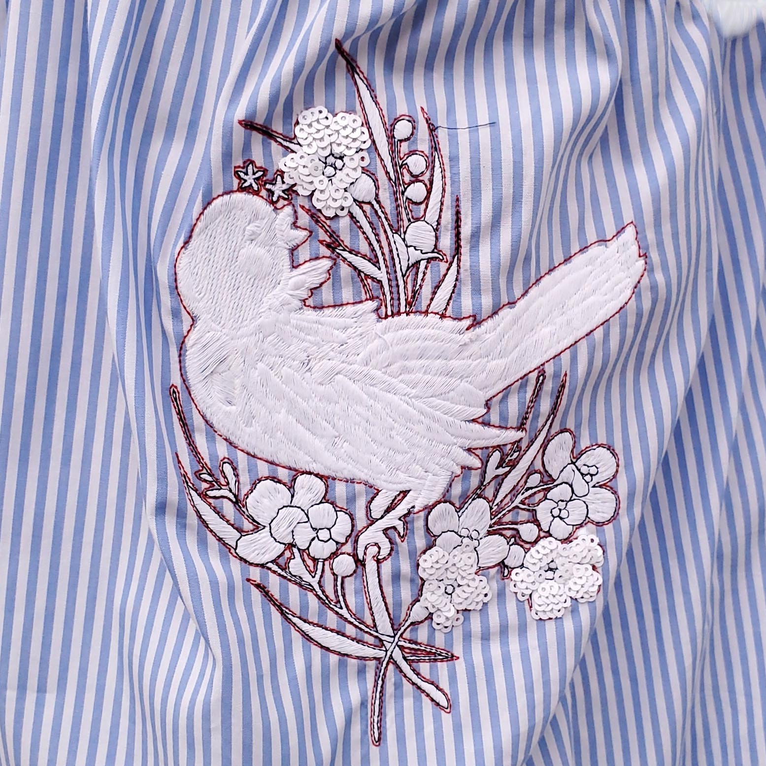 Nº21 BLUE AND WHITE STRIPED BLOUSE WITH EMBROIDERED BIRD DETAIL - SIZE 40