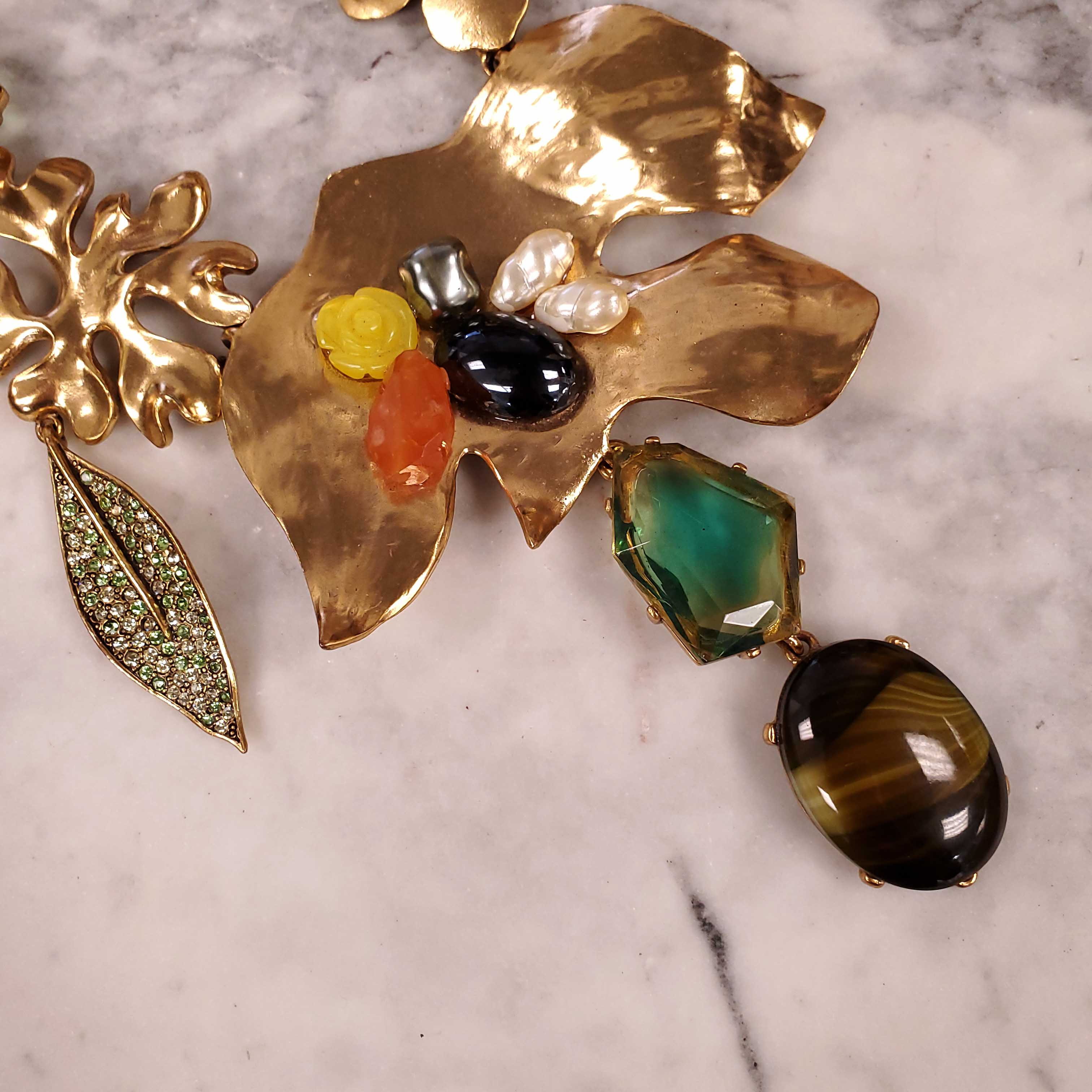 OSCAR DE LA RENTA 1990 RUNWAY ELABORATE NECKLACE WITH DANGLY GIVRE GREEN CRYSTAL