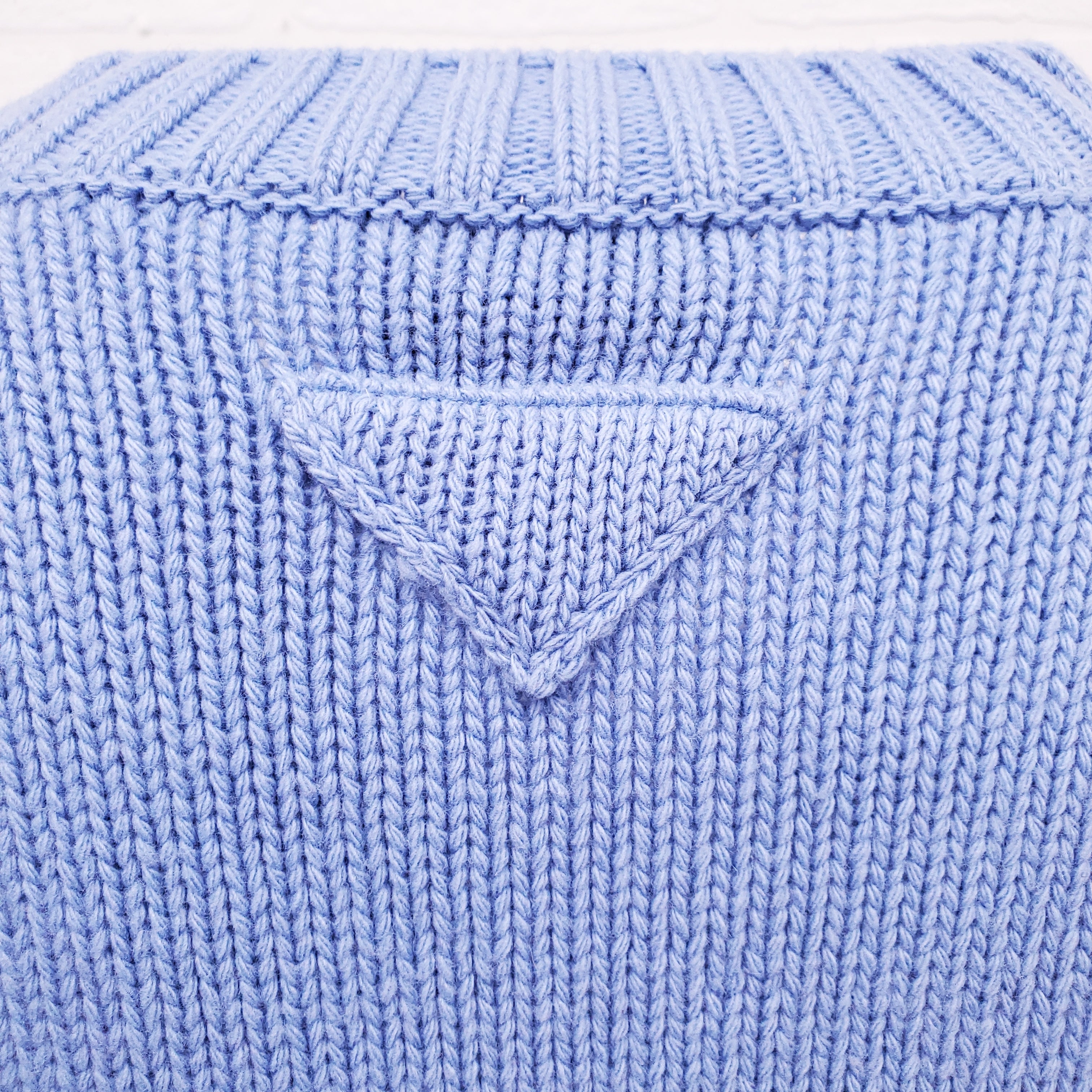 PRADA CABLE KNIT WOOL AND CASHMERE PERIWINKLE SWEATER WITH TRIANGLE DETAIL - SIZE 42