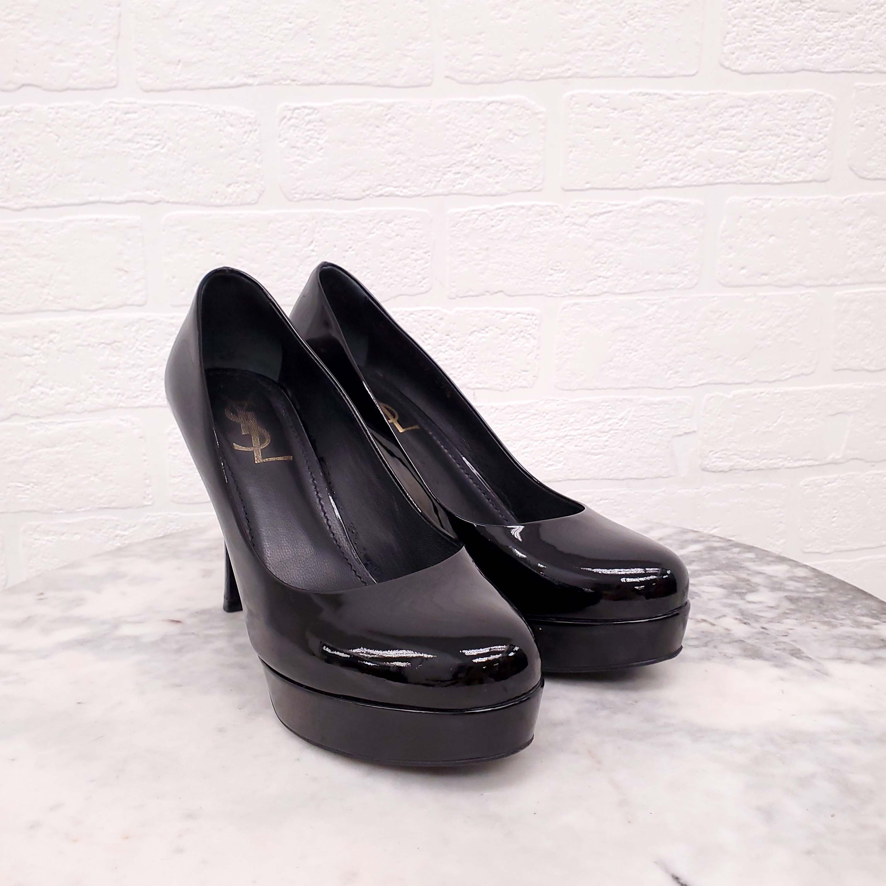 SAINT LAURENT BLACK PATENT ROUND TOE HEELS - SIZE 37.5