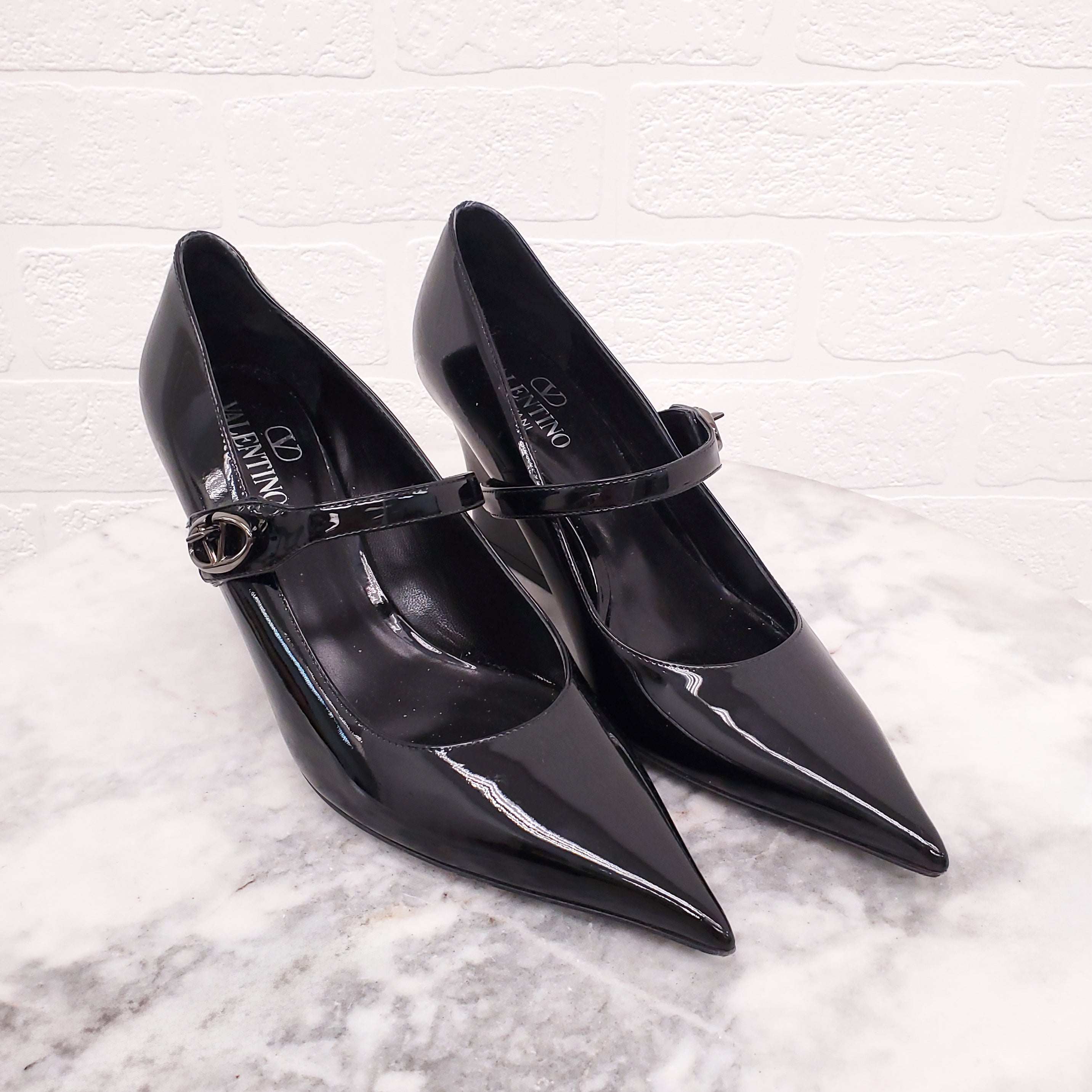 VALENTINO BLACK PATENT HEELS WITH V LOGO - SIZE 37