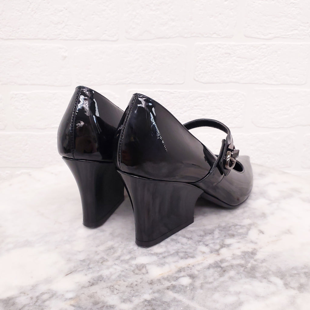 VALENTINO BLACK PATENT HEELS WITH V LOGO - SIZE 37