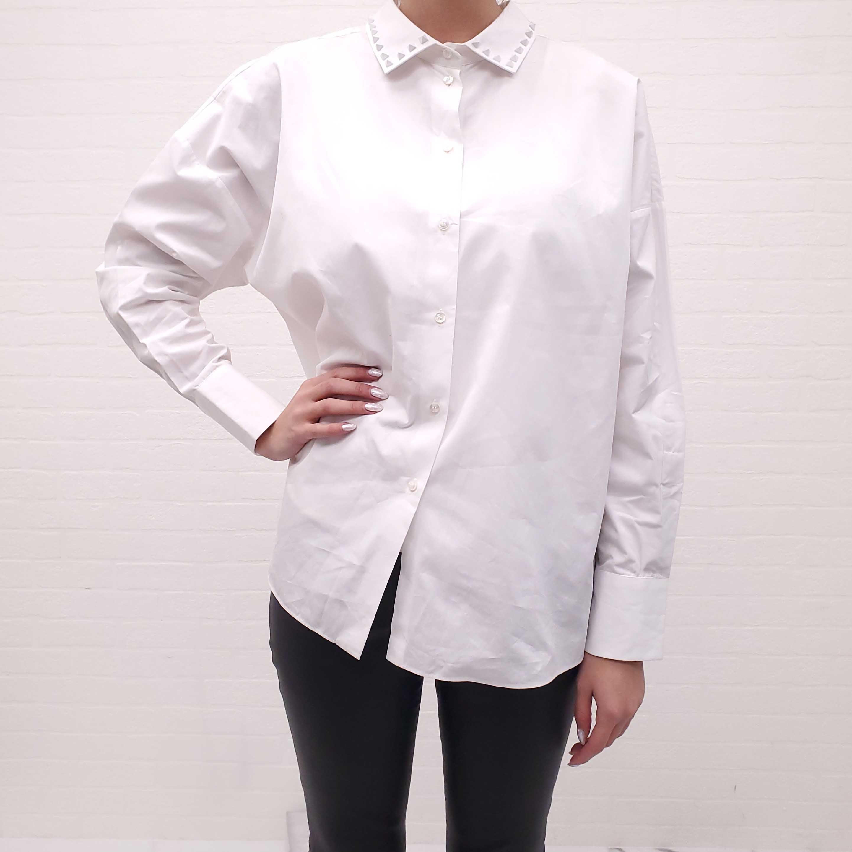 VALENTINO WHITE COTTON BLOUSE WITH ROCKSTUD DETAIL NECKLINE - SIZE 44