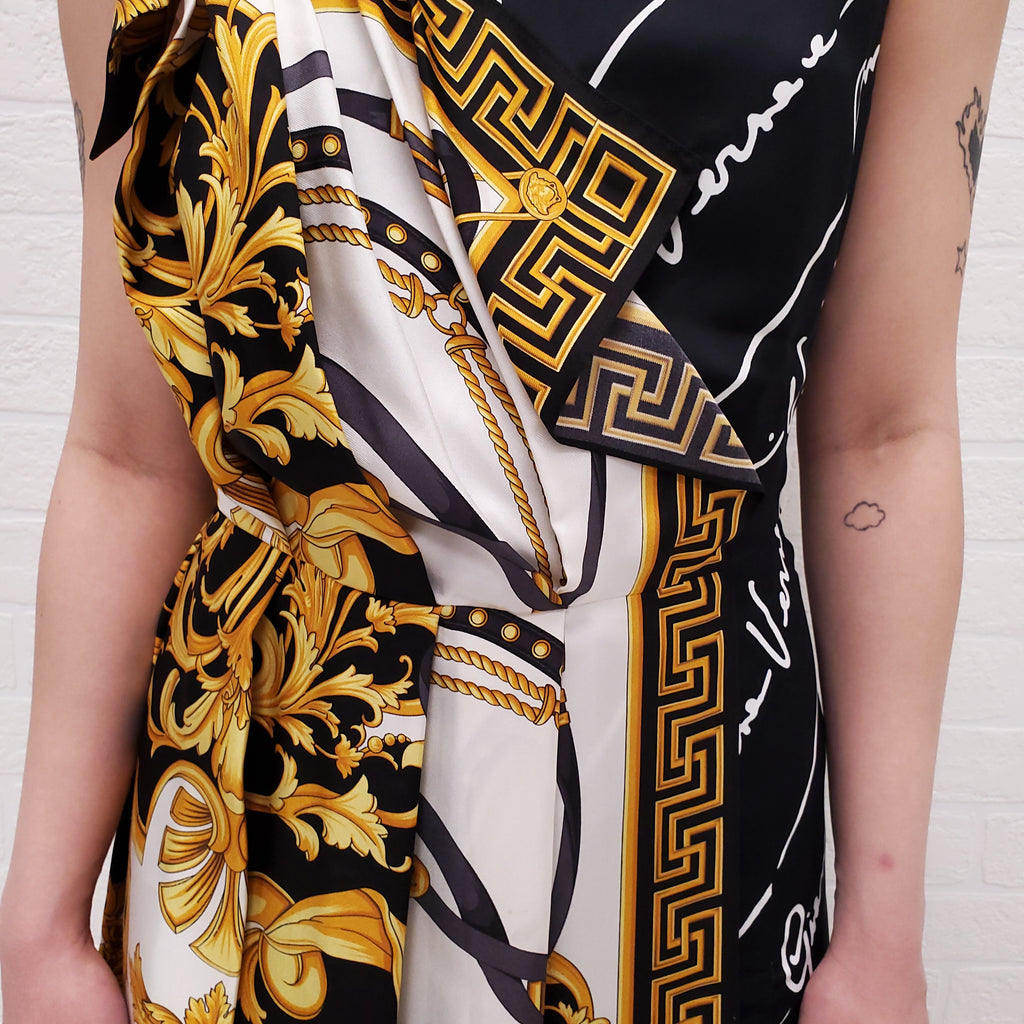VERSACE PATTERNED BLACK & YELLOW LOGO PLEATED DRESS WITH MEDUSA CHAIN - SIZE 38