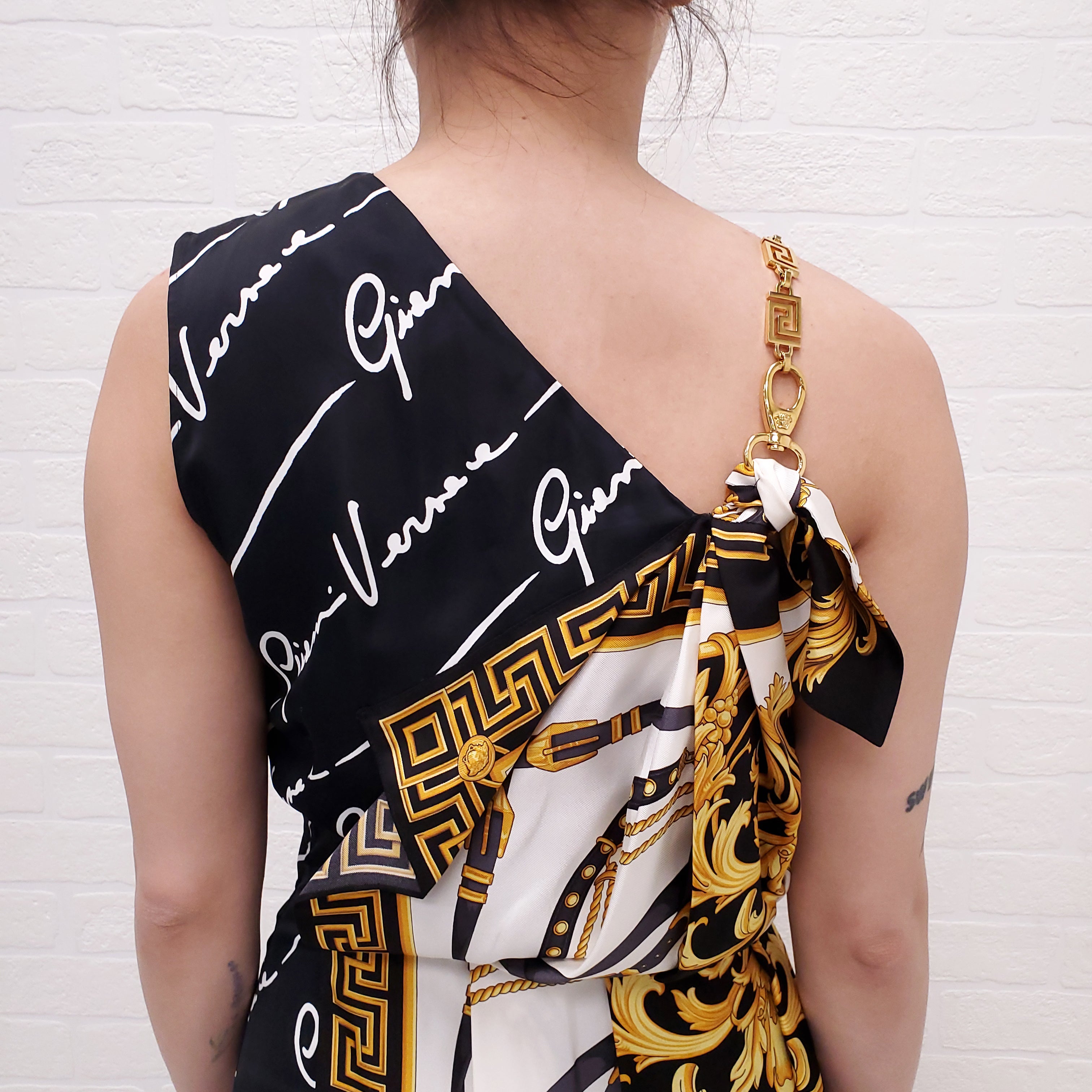 VERSACE PATTERNED BLACK & YELLOW LOGO PLEATED DRESS WITH MEDUSA CHAIN - SIZE 38