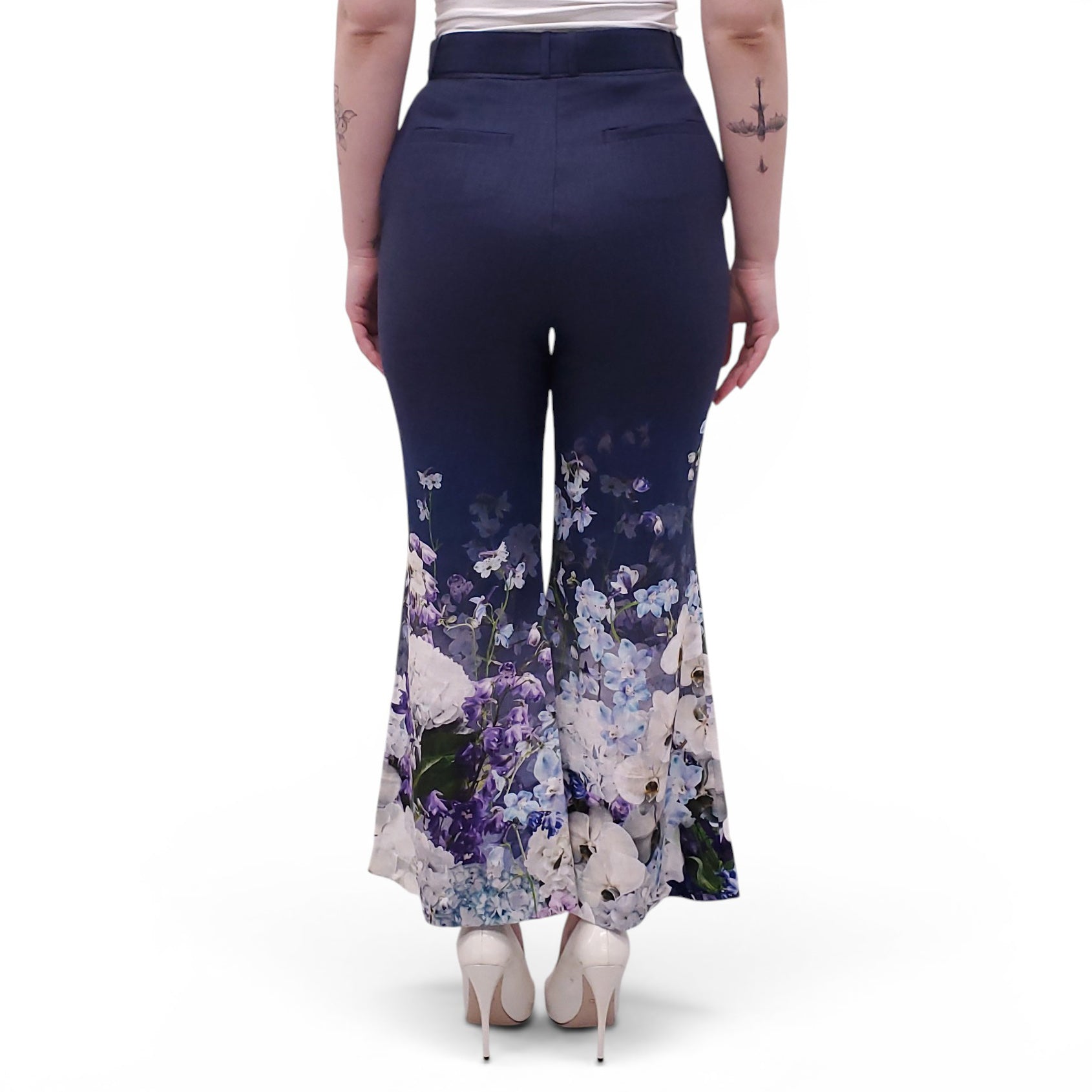 ZIMMERMANN NAVY FLORAL 'RHYTHMIC CROP FLARE' PANTS - SIZE 0 (US 4)