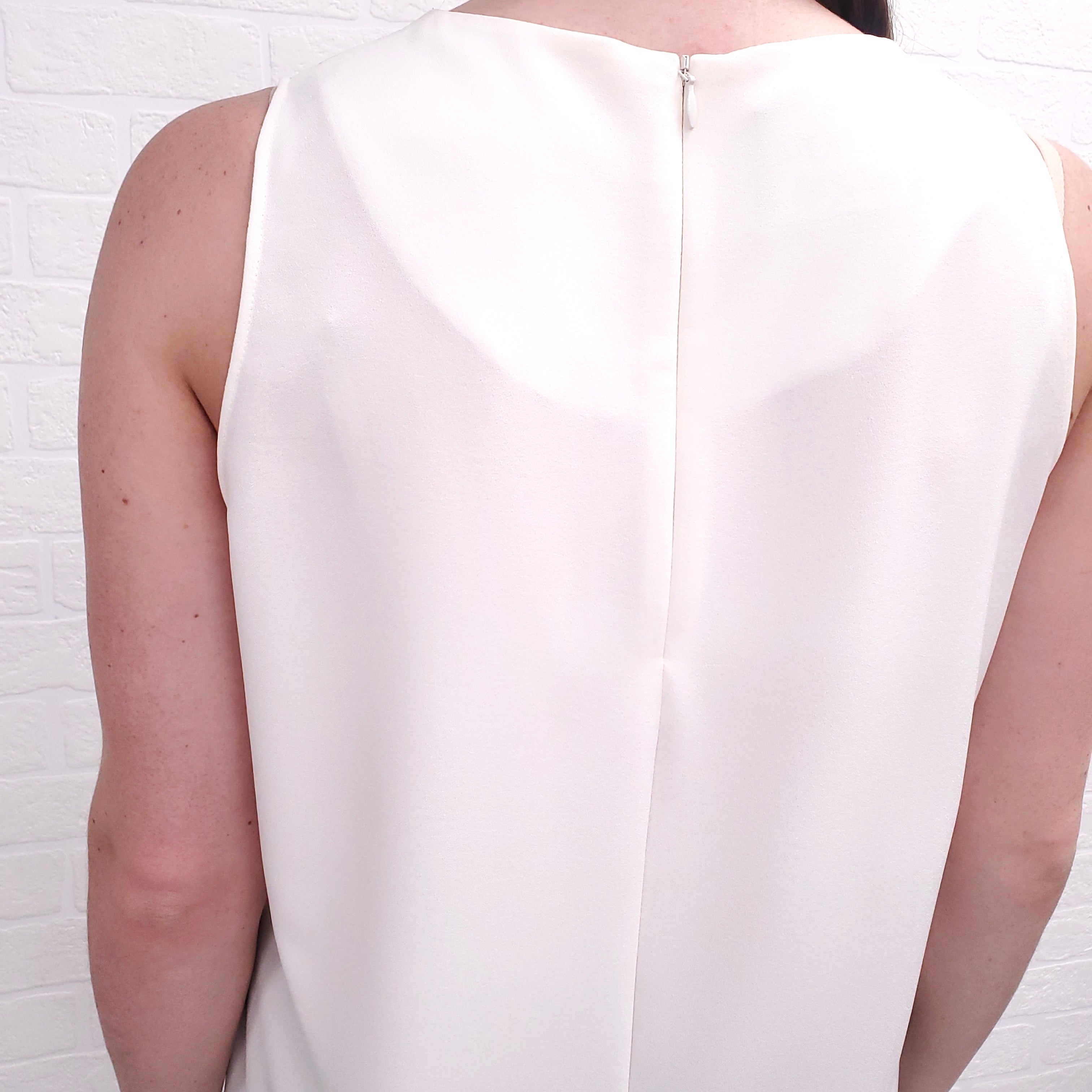 BOUTIQUE MOSCHINO SLEEVELESS GRAPHIC-PRINT WHITE TOP - SIZE 40