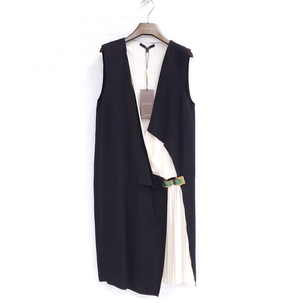 GUCCI BLACK & CREAM PLEATED DRESS WITH GREEN CRYSTAL CLASP ($6900) - SIZE 42